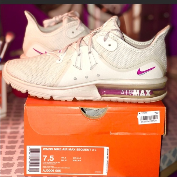 Nike Shoes - Women’s Nike